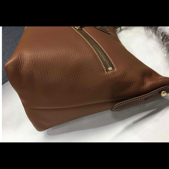 NWT Dooney & Bourke Front Duel Zipper Hobo Bag in Gorgeous Light Carmel Brown - Picture 5 of 10